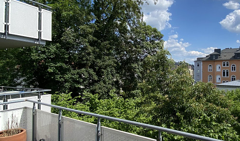 Wohlfühl-Oase: Helle und moderne 2-3 *ZKB* mit großem Balkon, Blick ins Grüne und zentraler Lage