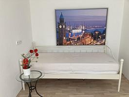 = NO AGENTS = AVAILABLE IMMEDIATELY - Quiet, furnished room in Hamburg - City Center =