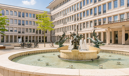 Exclusive 4-room residence with a south-facing balcony and concierge service in the Gerling district | Available immediately.