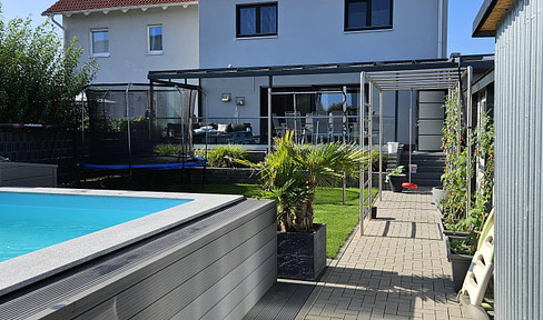 Modern, young semi-detached house with pool, sauna and air conditioning