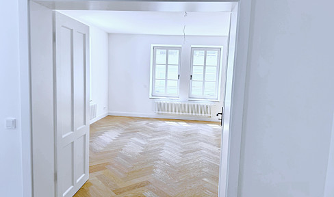 First occupancy! High-quality renovated 5-room apartment in old building with small garden