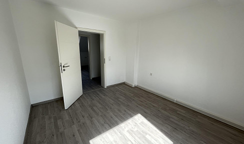 Renovated 3-room attic apartment (63 sqm) with good transport connections - suitable for shared flat