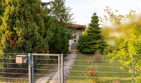 Kleines Haus mit großem Grundstück