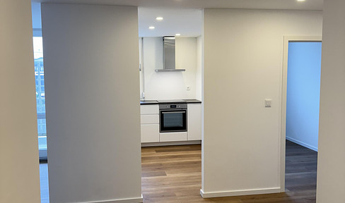 Free of commission - First occupancy - Freely renovated 2.5 room apartment incl. fitted kitchen