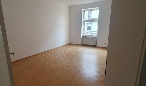 Owner-occupation or investment - charming 3 room apartment in an old building near Baseler Platz