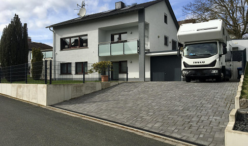 Großzügiges Wohnen im Grünen mit Einliegerwohnung, Wohnmobilstellplatz, Garagen/Carport