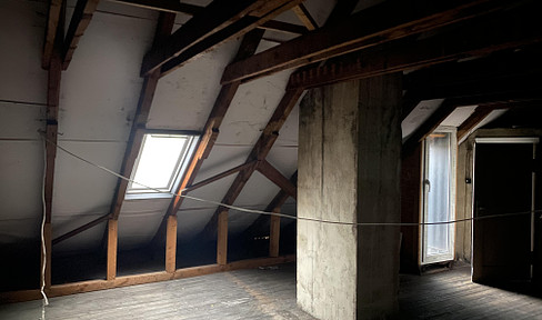 Free of commission from the owner! Convertible attic in a central location in Nuremberg