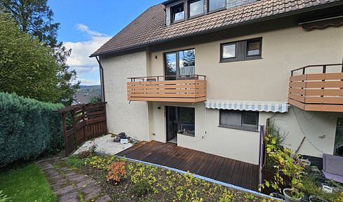 Elegante Erdgeschosswohnung mit Terrasse, Gartenblick, Balkon und zwei Bädern mit Fenster.