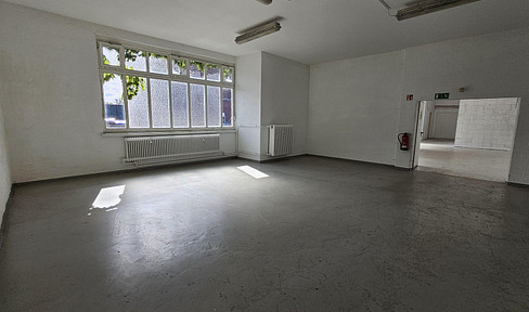 Bright office, workshop, production area, and/or storage space. Option for two parking spaces for cars.