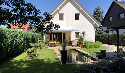 Sonnendurchflutetes Niedrigenergiehaus mit Rundumblick in den grünen Garten