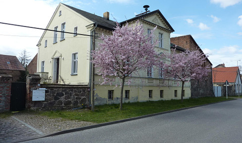 Bauernhaus und teilausgebaute Scheune