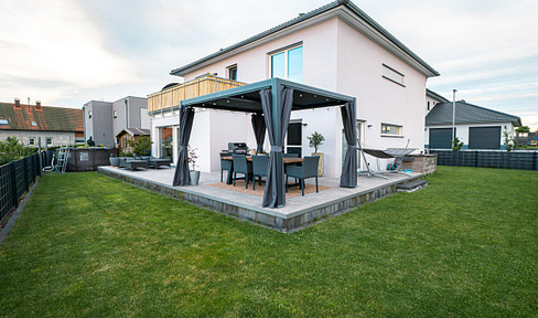 Modern city villa (built in 2020) | Energy efficiency rating A+ | Solar panels and battery storage | Sauna | Views of the forest | Available immediately.