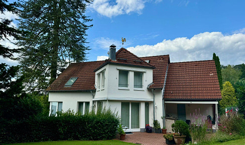 Großzügiges Einfamilienhaus mit Garten und Doppelgarage in ruhiger Lage