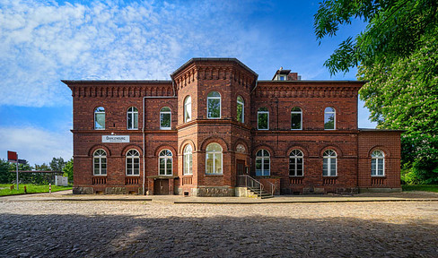 Light-flooded 3-room apartment on the upper floor of the historic station with its own entrance