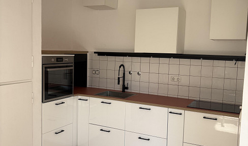 Cozy 2-room apartment with a modern kitchen/living area and a white bathtub bathroom – quiet, overlooking the courtyard.