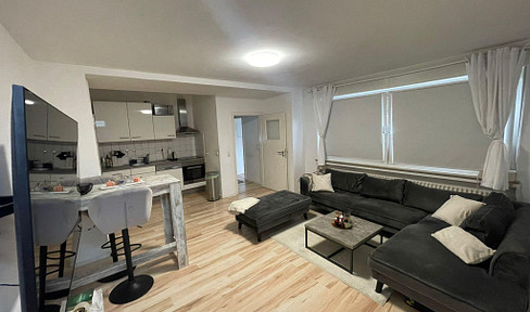 Cozy 2-room apartment with a modern kitchen/living area and a white bathtub bathroom – quiet, overlooking the courtyard.