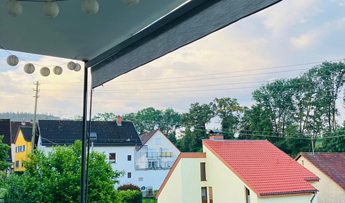 **Schöne helle 3 Zimmer Wohnung mit Balkon und Garage**