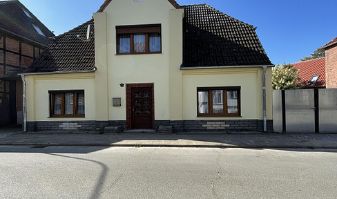 Detached house with conservatory in urban location