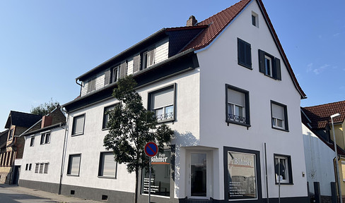 PROVISION-FREE 4-room apartment with TGL bathroom and balcony centrally located in Bischofsheim