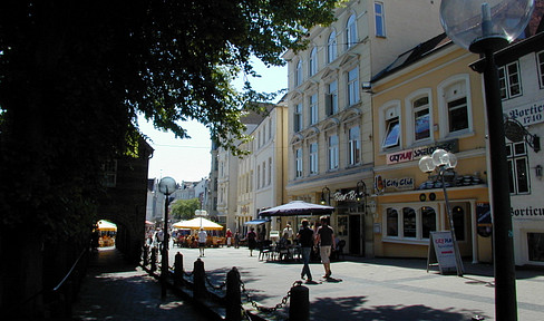 Nordermarkt: Großzügige, attraktive Altbauwohnung mit Blick auf den Nordermarkt
