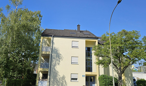 Renovated 3.5-room apartment with balcony, EBK & parking space in the center