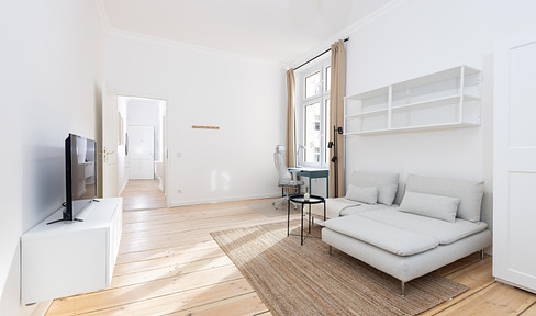 Renovated old building with high stucco ceilings! Lovingly furnished in Berlin-Mitte