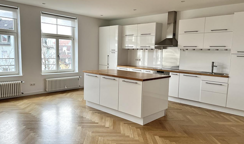 Traumwohnung in wunderschönem Altbau mit zwei  Balkonen in zentraler Lage