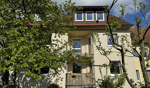 Apartment building, 3 garages, green tree, Bayreuth near Festspielhügel