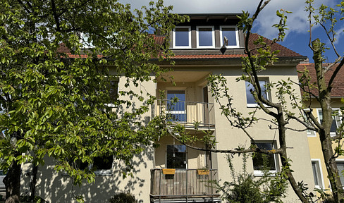 Apartment building, 3 garages, green tree, Bayreuth near Festspielhügel yield property
