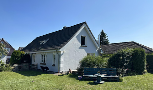 Sülfeld (OT-Tönningstedt) - Modernisiertes Doppelhaus auf Idyllischem Grundstück in Feldrandlage