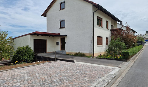 3 Familienhaus mit großen Garten und Parkplätzen