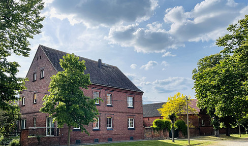 Idyllic four-sided farm on the outskirts of Berlin and Leipzig