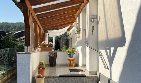 Schönes Haus mit 8 Zimmer,Garten,Grund Baugrund sowie Garage und Stellplätze