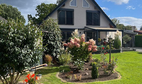 2 detached houses on a large plot of land