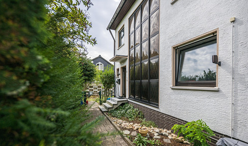 Semi-detached house with spacious garden