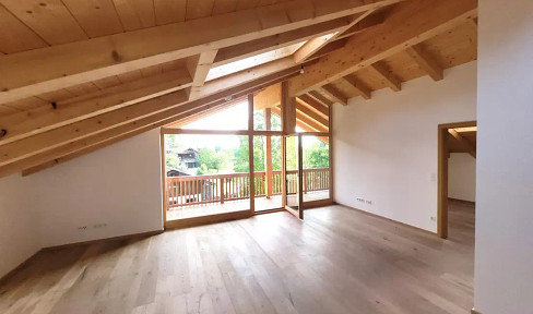 Neuwertige, lichtdurchflutete DG-Wohnung mit neuer EBK und Loggia in Wall nahe Miesbach