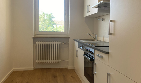 Renovated 2-room apartment with balcony and fitted kitchen in a central location in Fürth