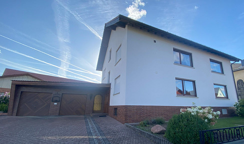 Mehrfamilienhaus mit Wirtschaftsgebäuden, großem Hof & Garten