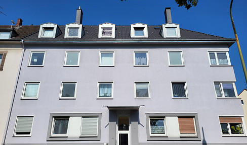 High-yield apartment building with garage courtyard