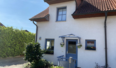 Quiet living by the lake: Beautiful terraced house in 17111 Sommersdorf with a garden.
