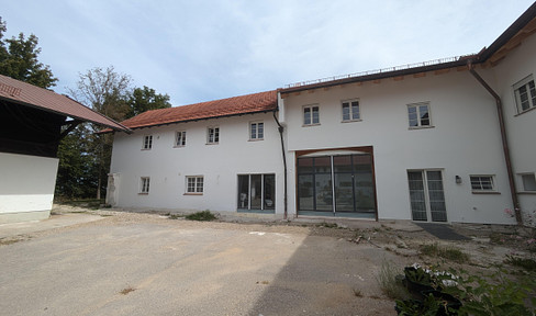 Completely renovated apartment in a listed 4-sided courtyard