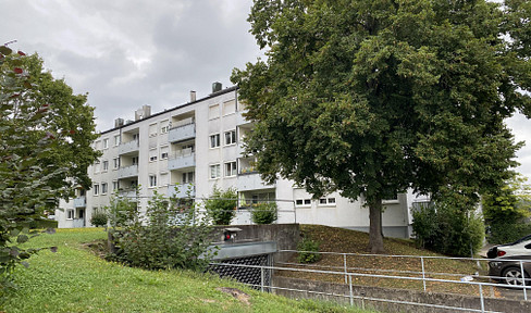 Well-maintained one-bedroom apartment in Sindelfingen Goldberg, 300 meters from the S-Bahn (suburban train) station, offered by a private owner.