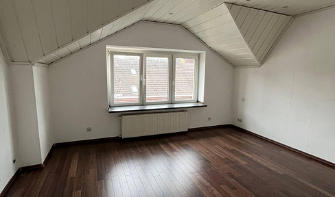 Altbau-Wohnung mit XL Badezimmer, großer Küche & schönem Wohnzimmer