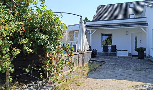 House in mint condition on Lübarser Feld with large plot of land