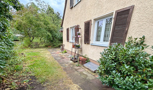 Semi-detached house with large garden (1040 m²) and double garage in Fürth-Hardhöhe