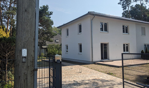 Modern semi-detached house in a prominent location