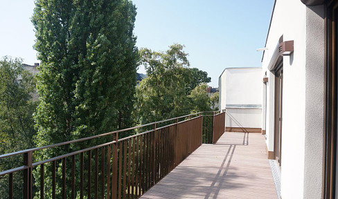 Exclusive 3-room penthouse with luxury furnishings and roof terrace at a bargain price!