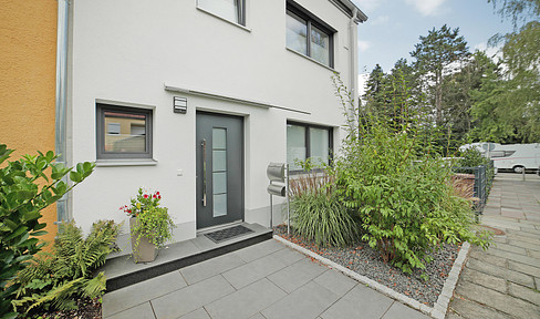 High-quality, extensively renovated corner terraced house with two spacious gardens