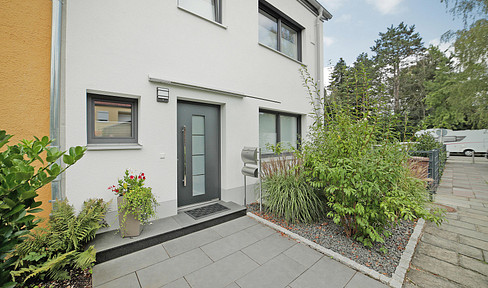 Charming corner terraced house with two spacious gardens