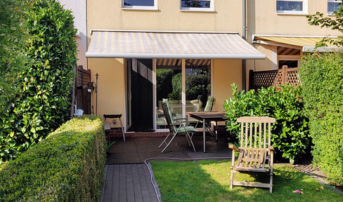 Pinneberg-Nord; mid-terrace house with carport located on a quiet play street